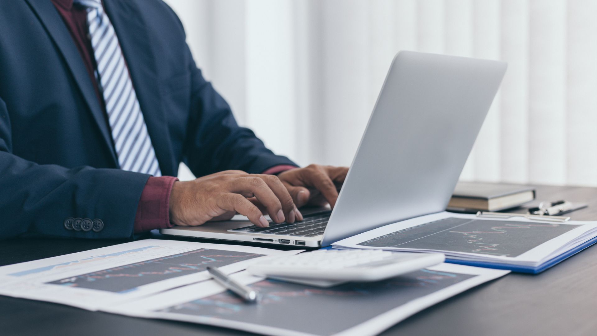 Accesible en todo momento para docentes y alumnado, favoreciendo la práctica continua.