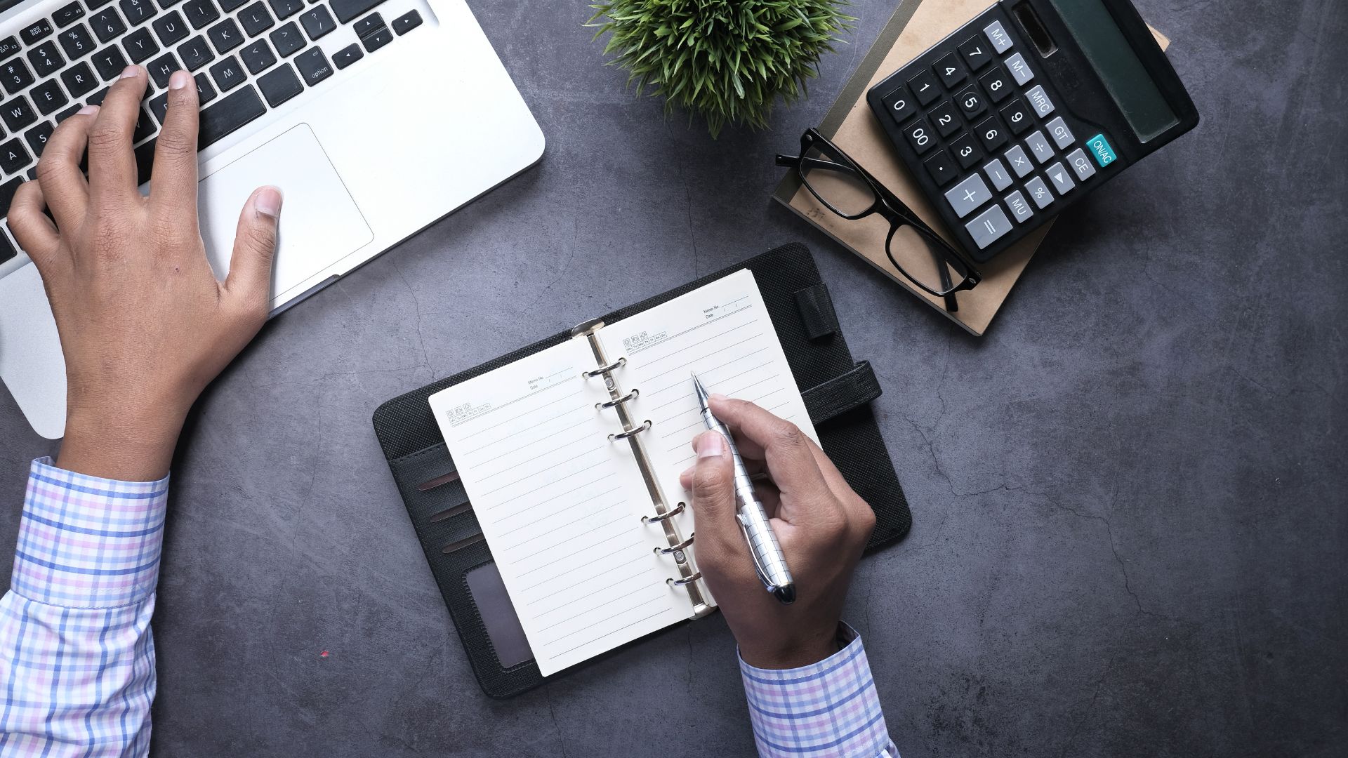 Banca electrónica para operaciones financieras simuladas.