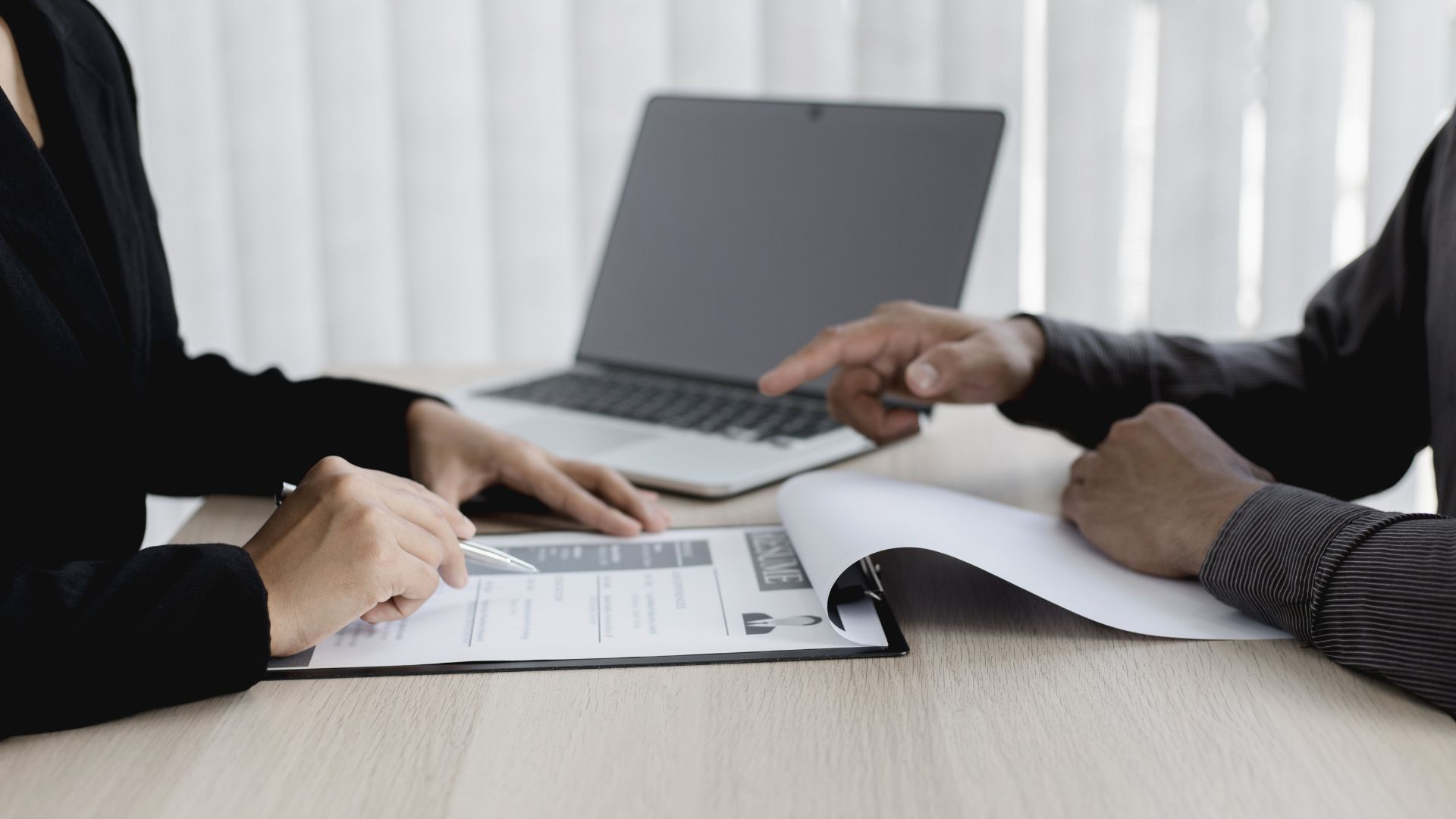 Gestión de recursos humanos simulados.